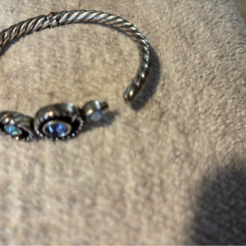 Brighton magnetized bracelet with 3 stones
GUC - Picture 3 of 3